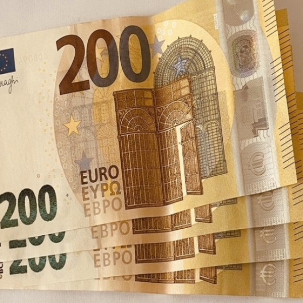 Euro (EUR)